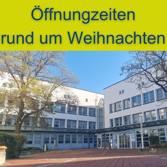 Eine Außenaufnahme des Landratsamtes Coburg mit dem Schriftzug "Öffnungszeiten rund um Weihnachten"