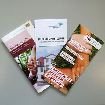 Blick auf unterschiedliche Flyer