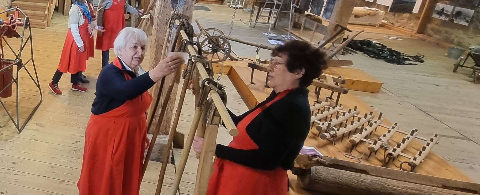 Helferinnen im Museum kümmern sich um alte Gerätschaften aus der Landwirtschaft 