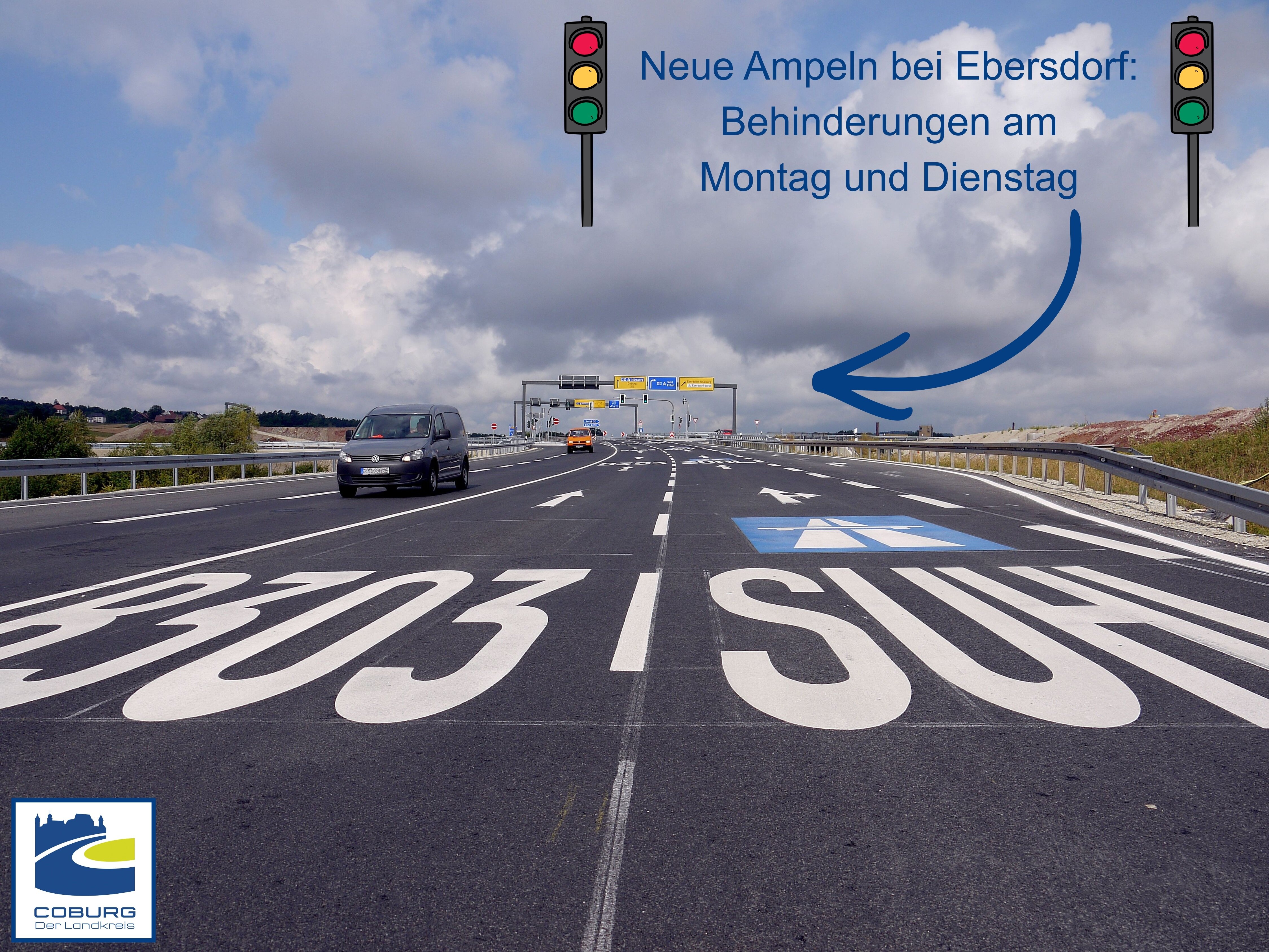 Autos fahren auf der Bundesstraße 303.