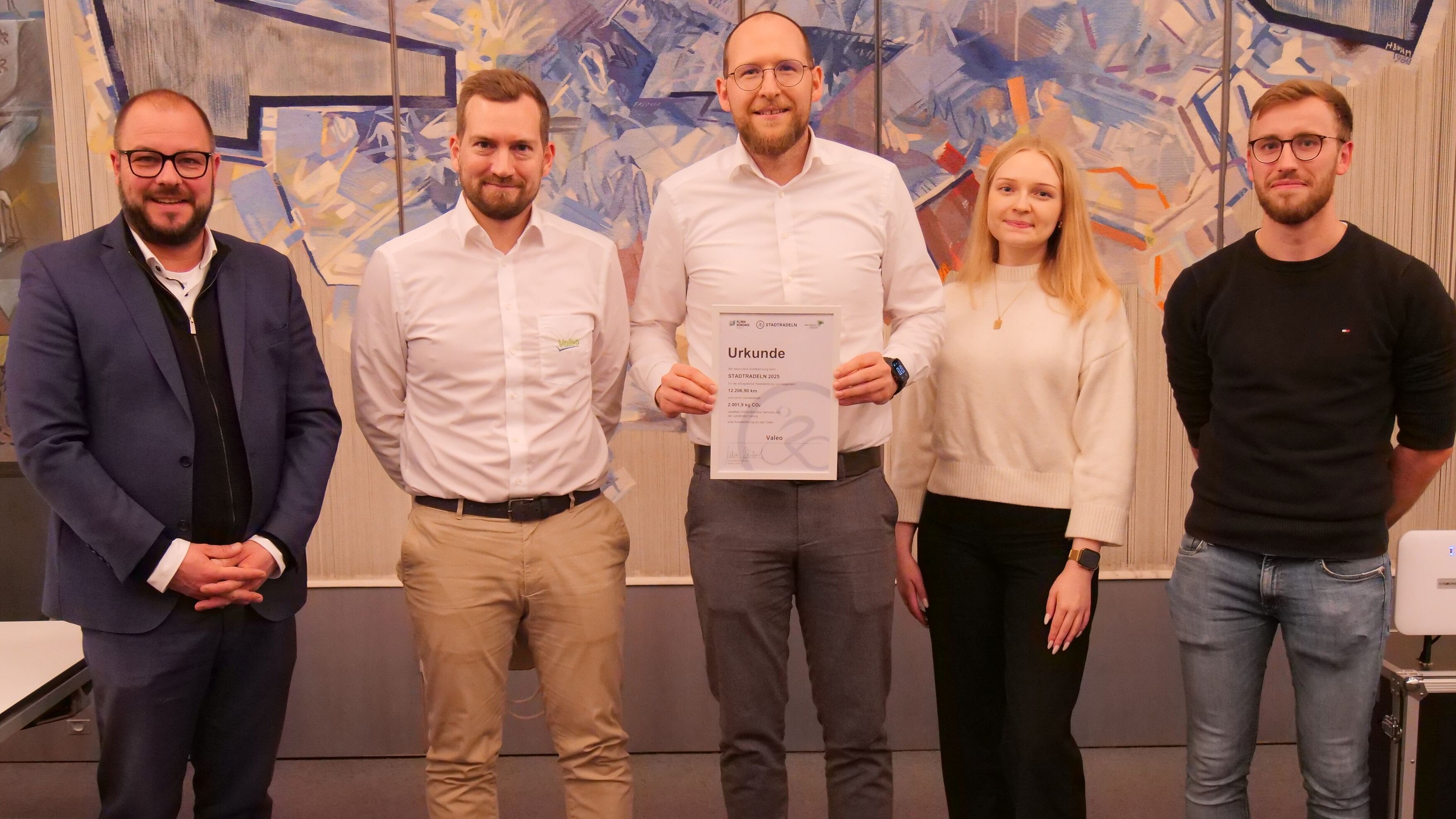 Die Vertreter der Firma Valeo halten die Urkunde für den Sieg in der Unternehmens-Wertung beim Stadtradeln in der Hand.