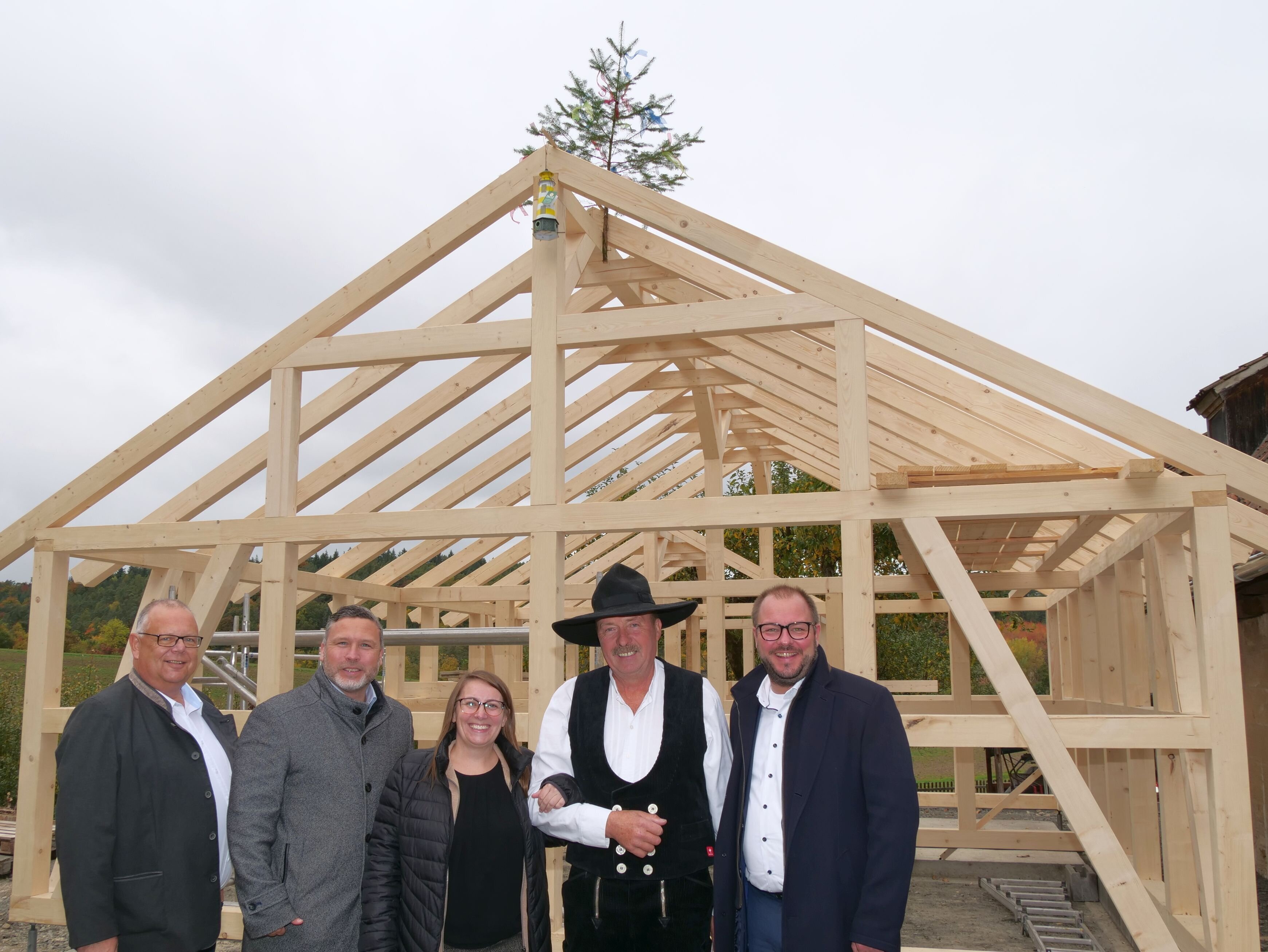 Martin Stingl, Martin Finzel, Yvonne Spindler, Peter Kraft und Sebastian Straubel stehen vor dem noch nicht verkleideten Holzrahmen für das neue Gebäude auf dem Gelände der alten Schäferei.