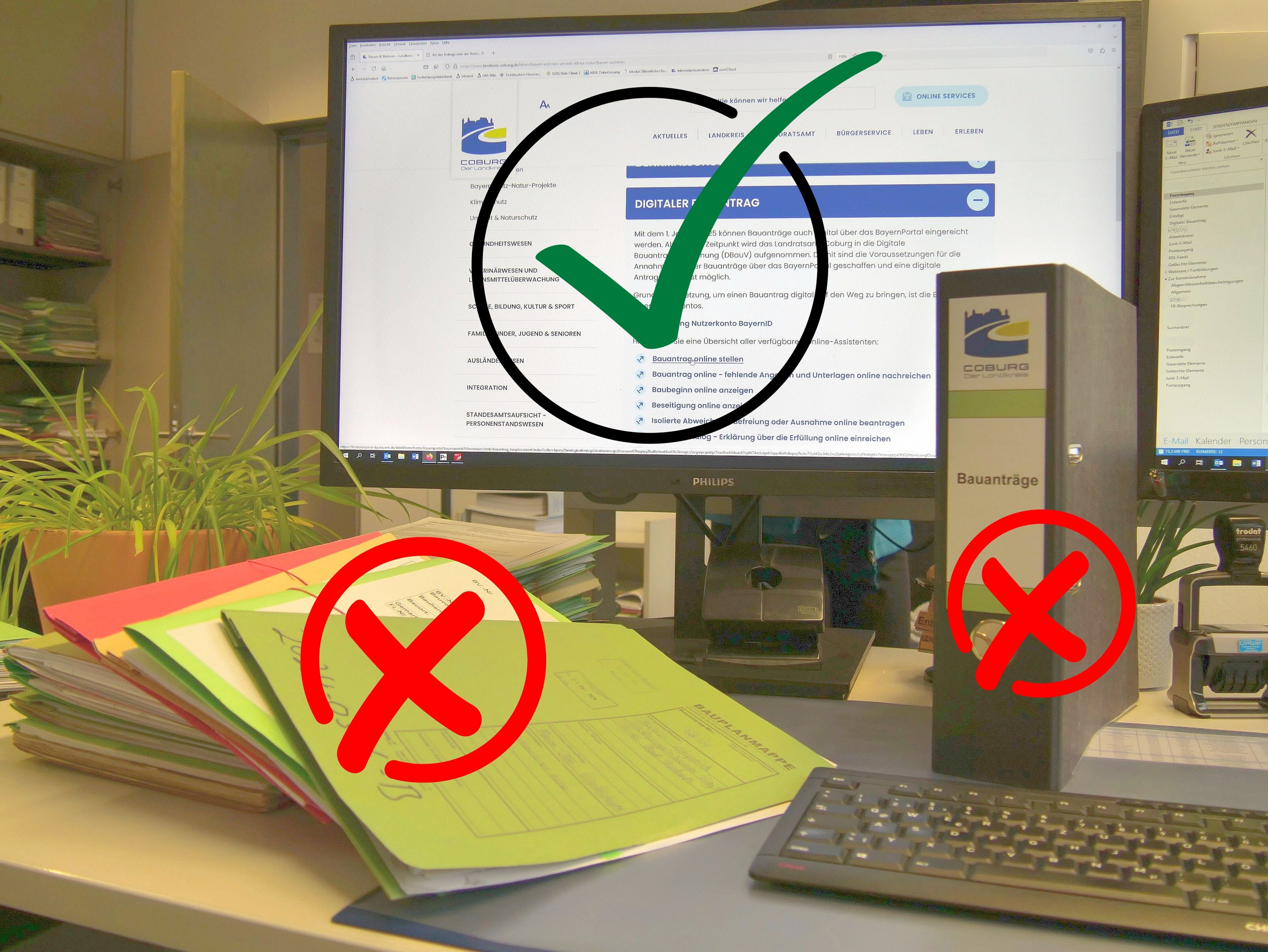Auf einem Schreibtisch liegen Pläne, auch ein Aktenordner steht dort - im Hintergrund steht ein Computerbildschirm, auf dem Informationen zum digitalen Bauantrag stehen.