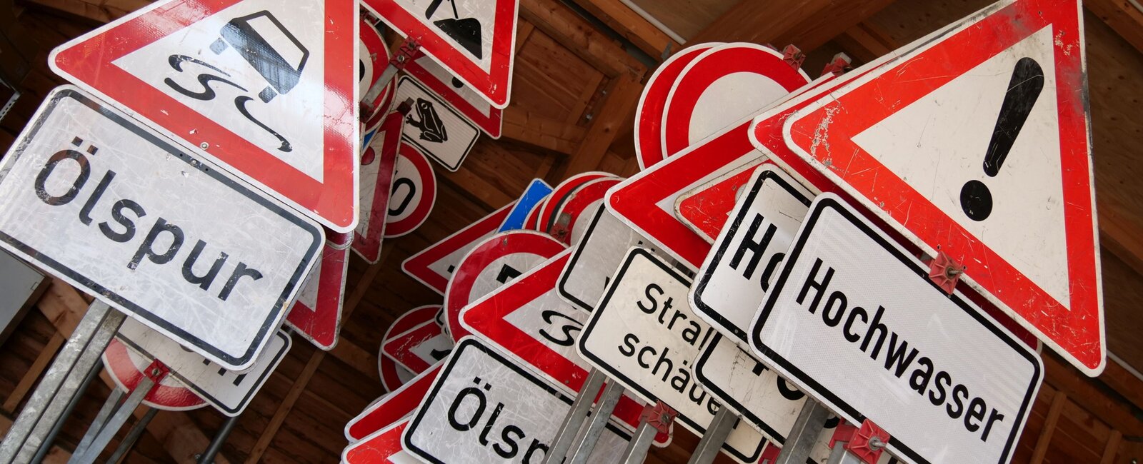 Unterschiedliche Straßenschilder werden in einem Depot der Straßenmeisterei gezeigt.