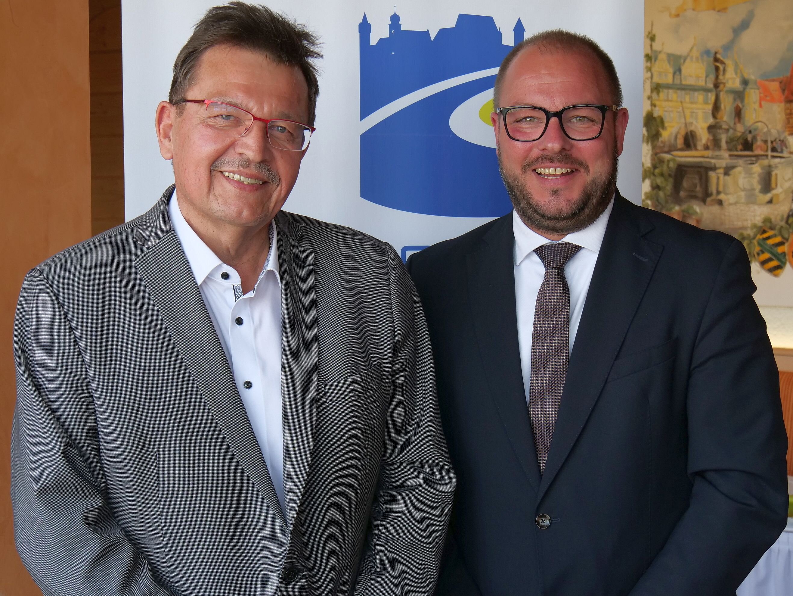 Jürgen Wittmann und Sebastian Straubel stehen nebeneinander.
