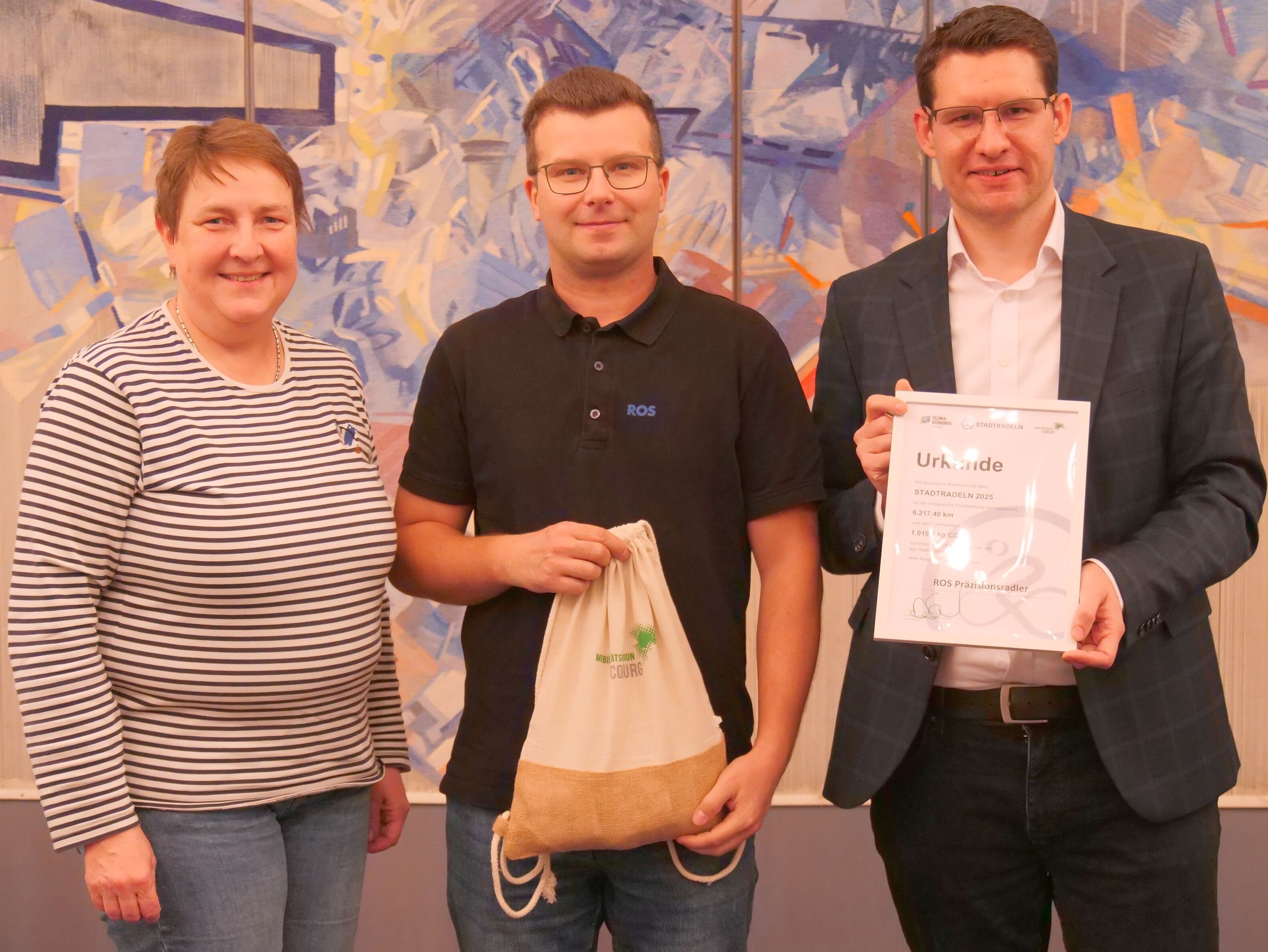 Das Siegerbild mit dem Vertreter der Firma Ros aus Coburg, rechts steht Oberbürgermeister Dominik Sauerteig mit der Urkunde in der Hand.