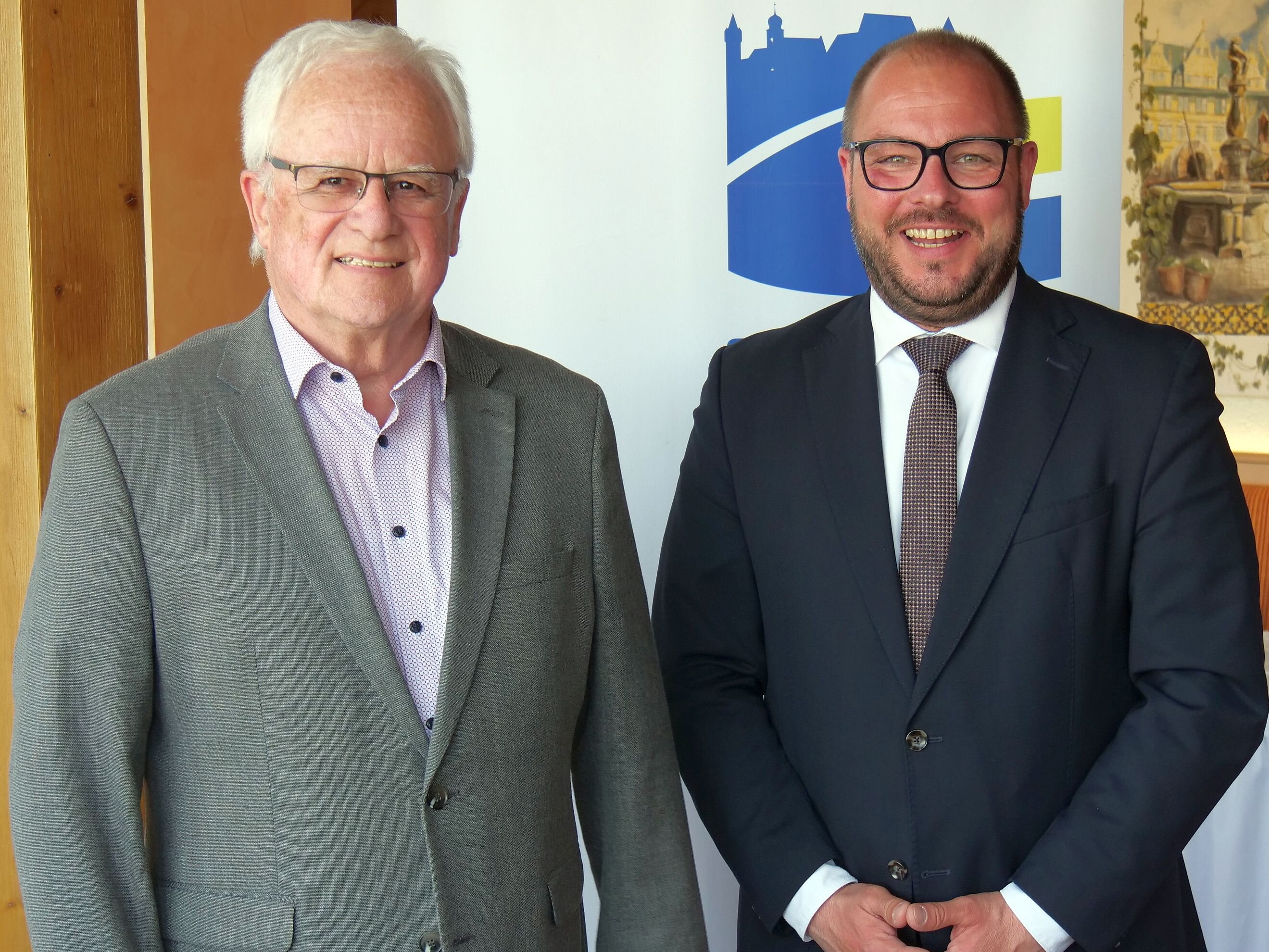 Rainer Marr und Sebastian Straubel stehen nebeneinander.