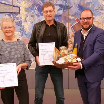 Die beiden Erstplatzierten halten ihre Urkunden in der Hand, daneben steht Landrat Sebastian Straubel.