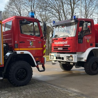 Symbolbild: Zwei Feuerwehrfahrzeuge stehen sich gegenüber.