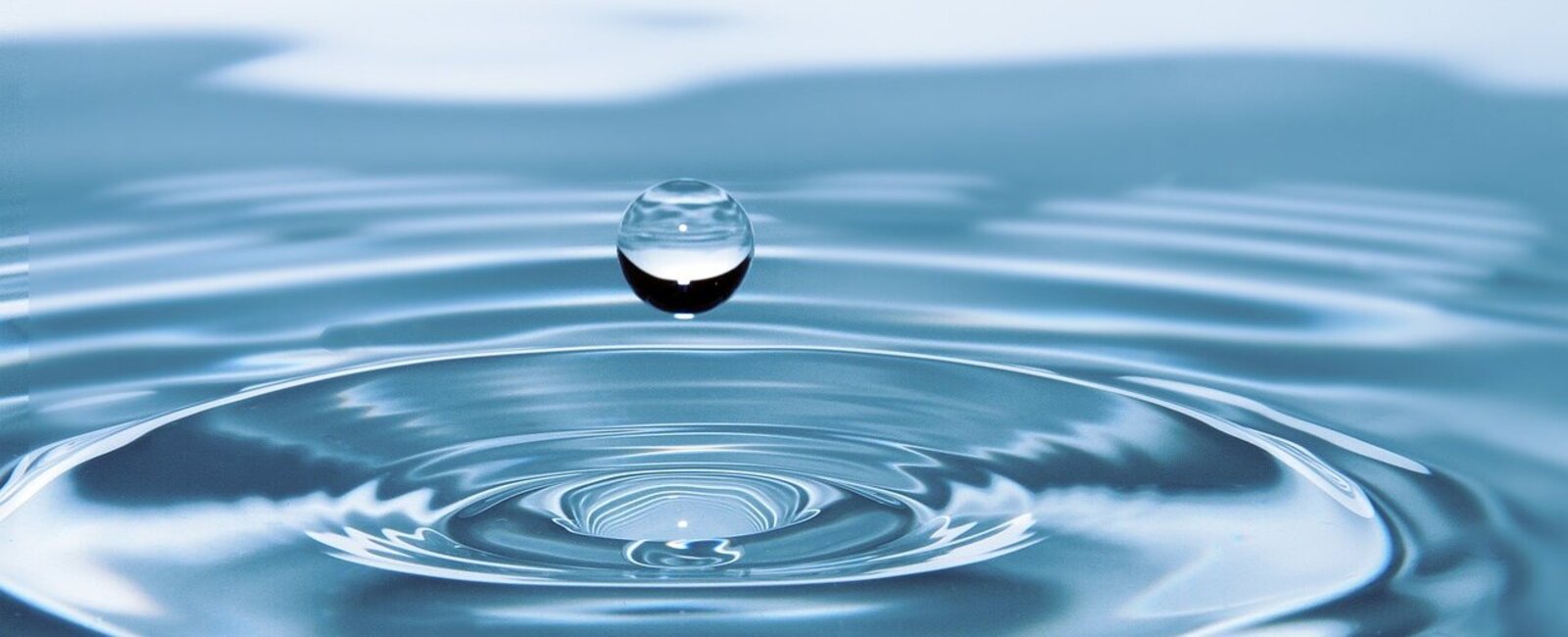 Makroaufnahme eines Wassertropfens 