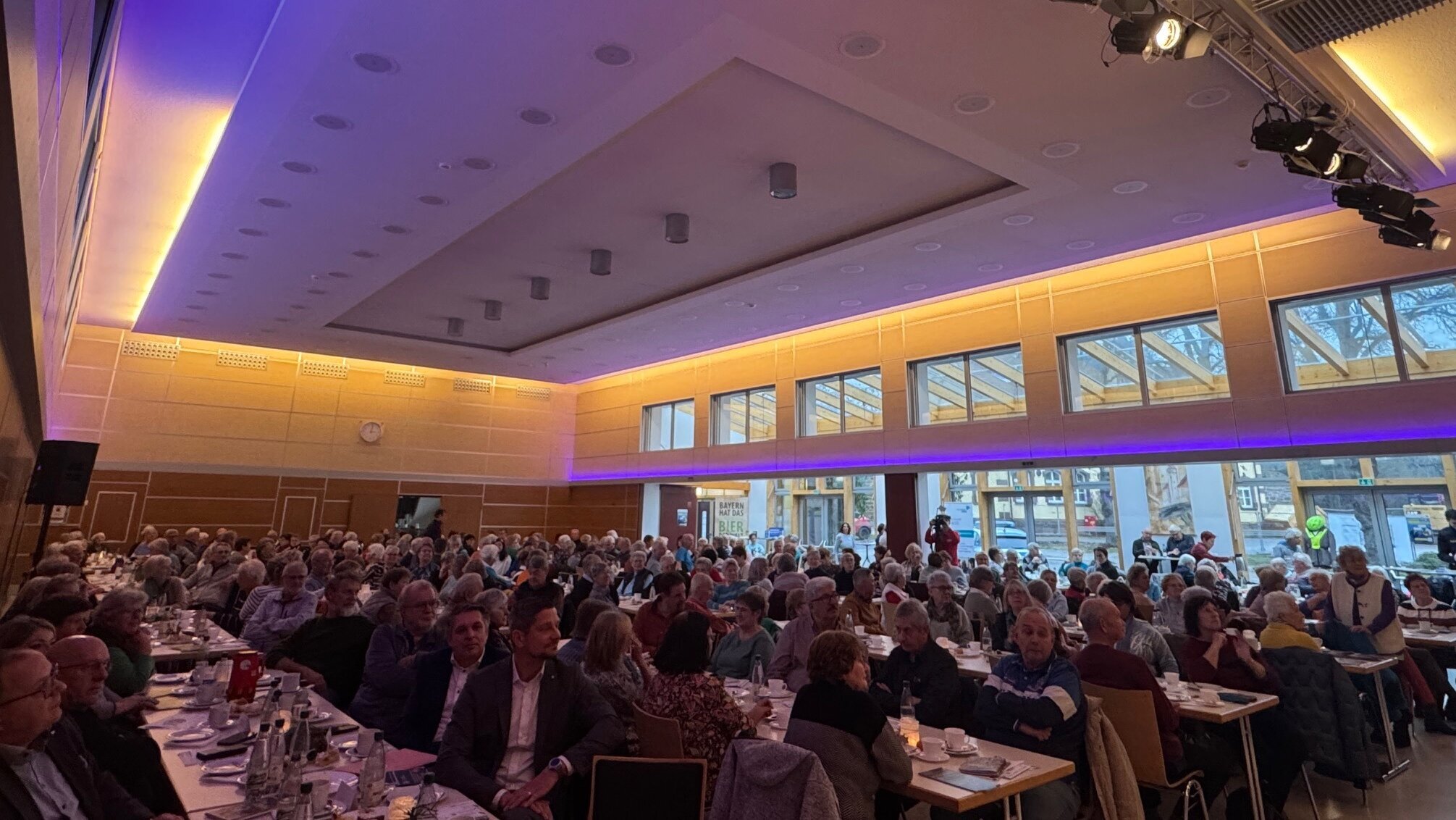 Ein Blick in die voll besetzte Halle.