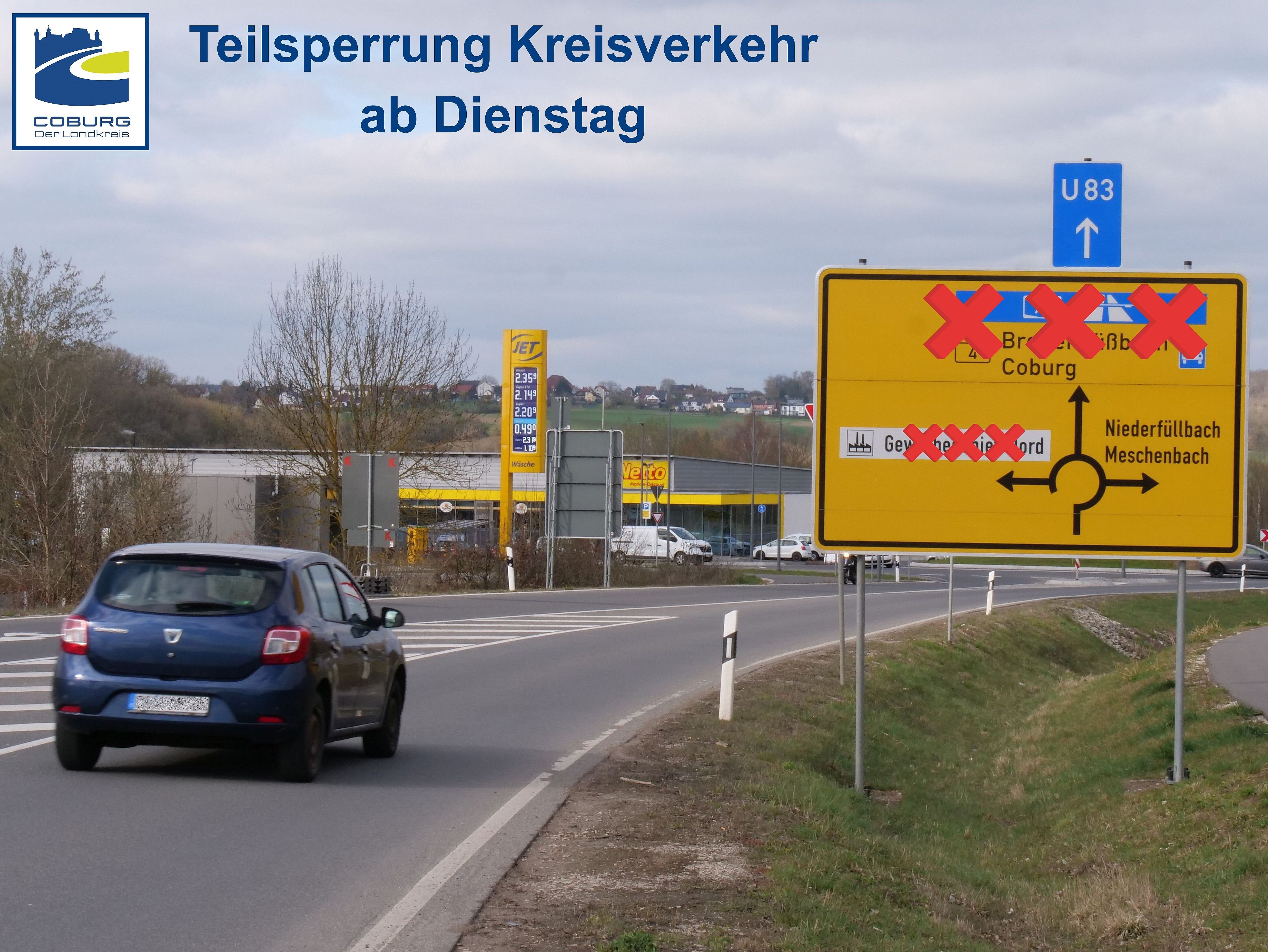 Autos fahren auf der Untersiemauer Ortsdurchfahrt. Neben der Straße steht in Hinweisschild, bei dem der Fahrtrichtungshinweis zur Autobahn und zum Gewerbegebiet durchgestrichen sind.