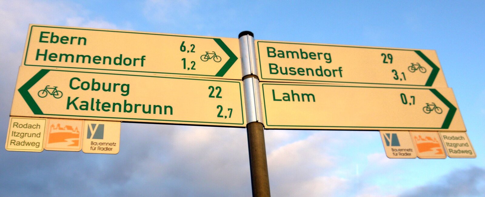 Richtungsschilder vor einem blauen Himmel 