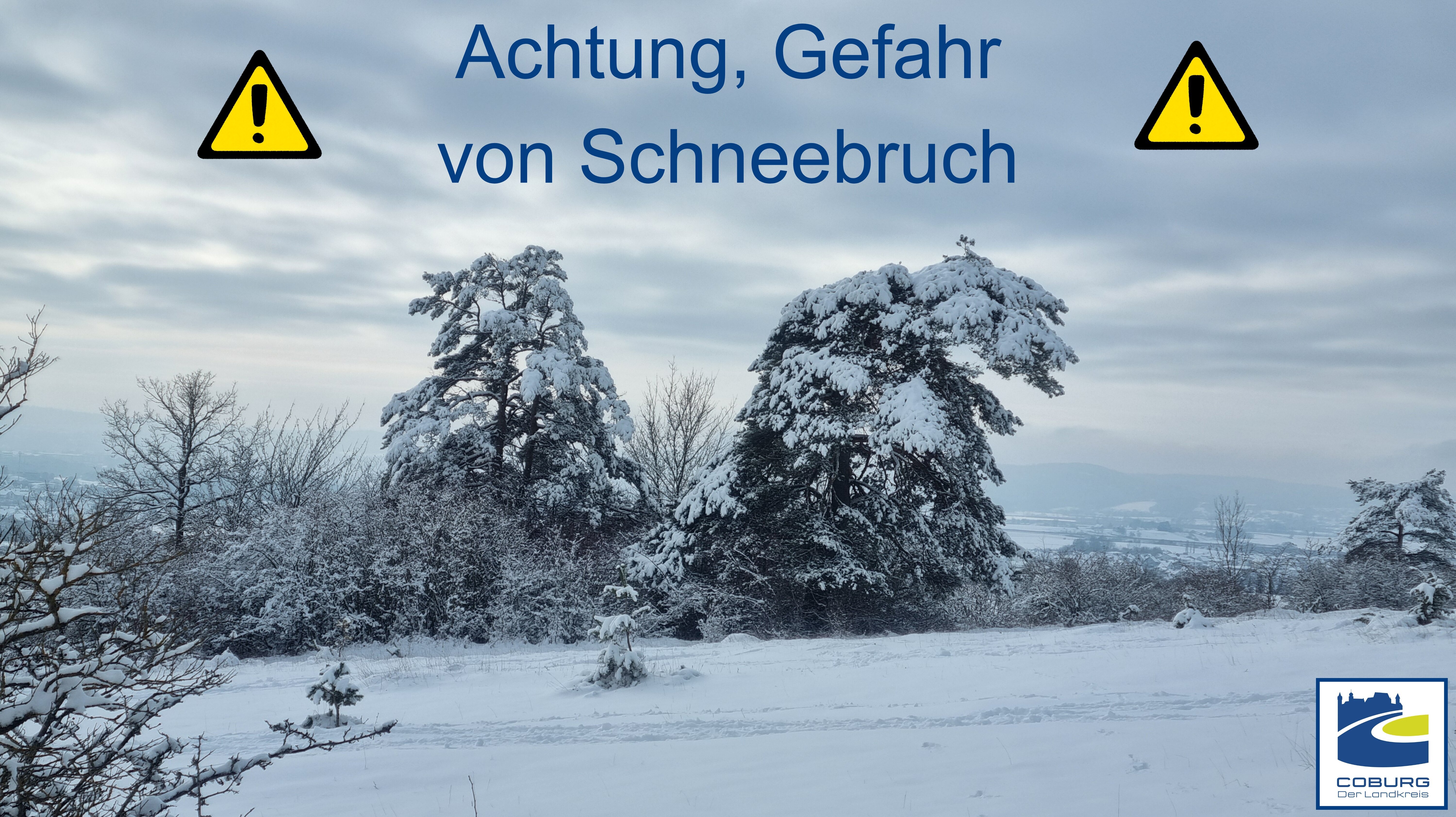Zwei Bäume, die sich in einer Winterlandschaft unter einer großen Schneelast beugen. Dazwischen steht ein Schriftzug: Achtung, Gefahr, von Schneebruch.