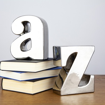 Die Buchstaben A und Z stehen neben einem Bücherstapel 