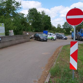 Die Ausfahrt des Meschenbacher Grüngutsammelplatzes mit einem Einbahnstraßen-Schild im Vordergrund,