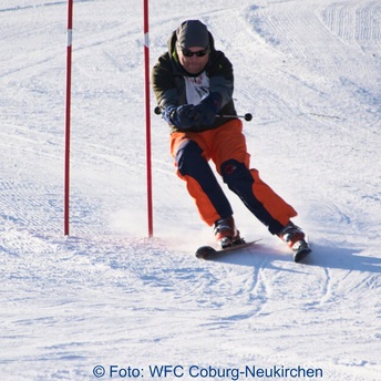 Ein Skifahrer fährt zwischen Slalomstangen hindurch