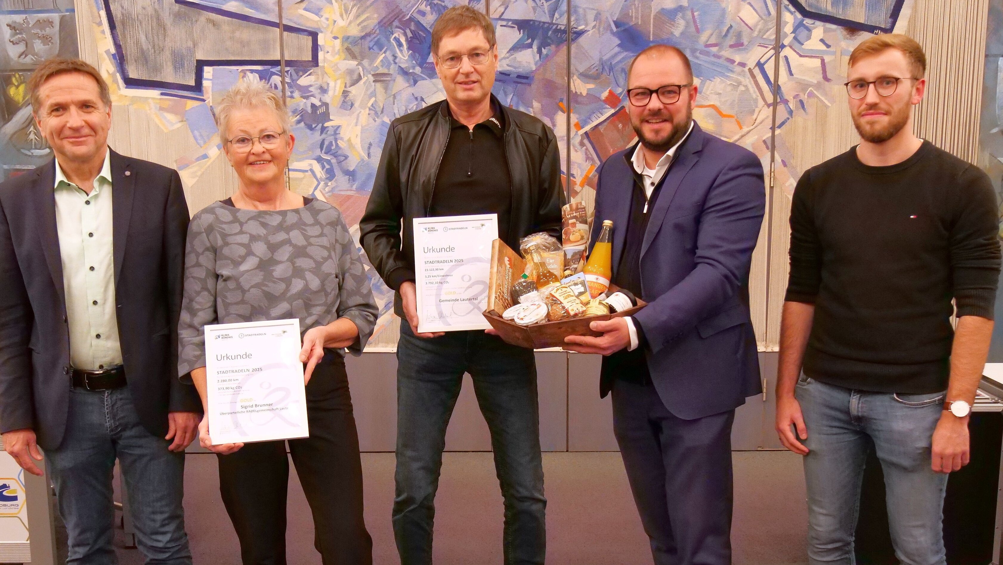 Die Ehrung für die besten Einzelstarter, die von Landrat Sebastian Straubel einen Geschenkkorb überreicht bekommen.