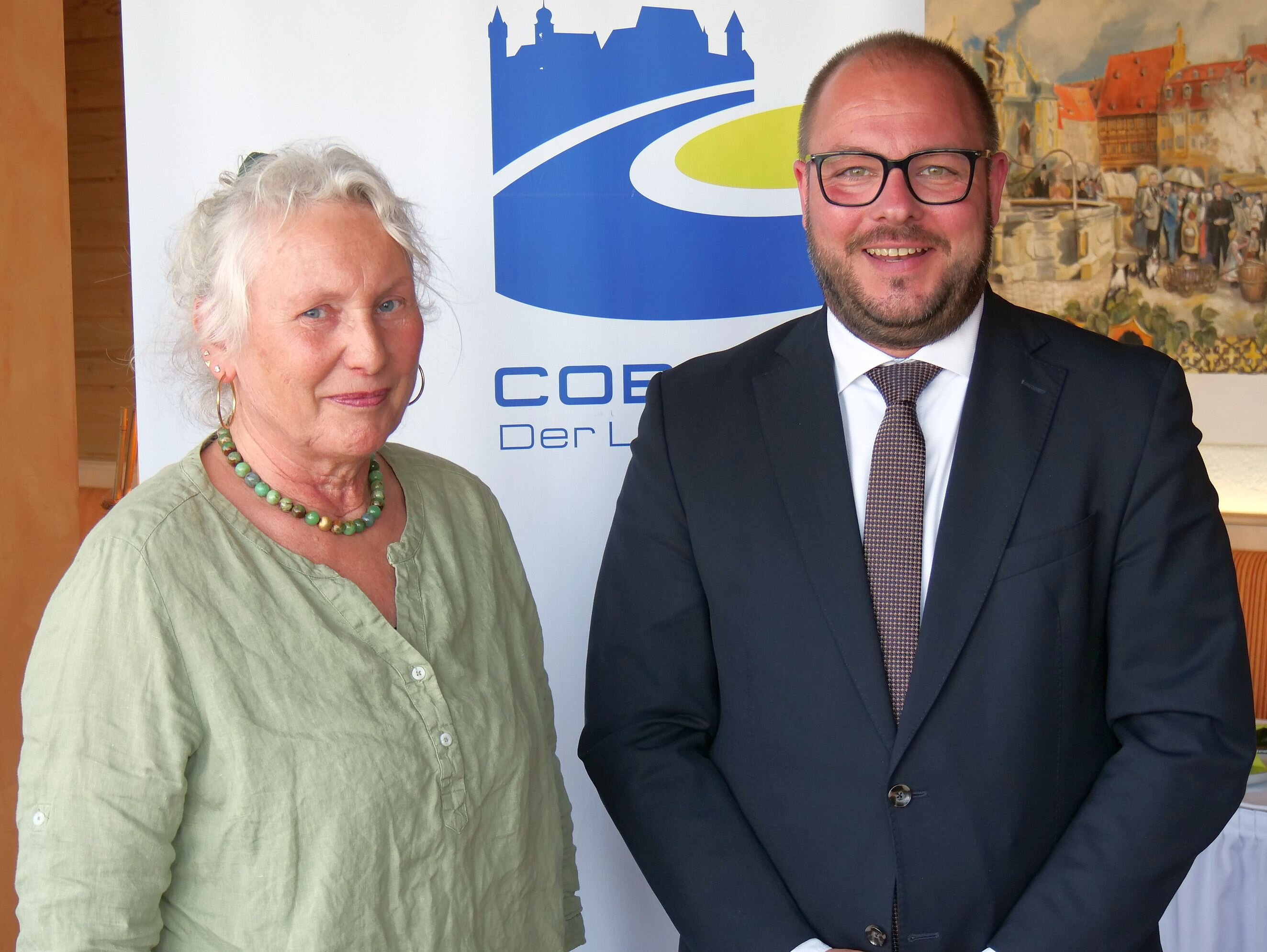 Karin Ritz und Sebastian Straubel stehen nebeneinander.