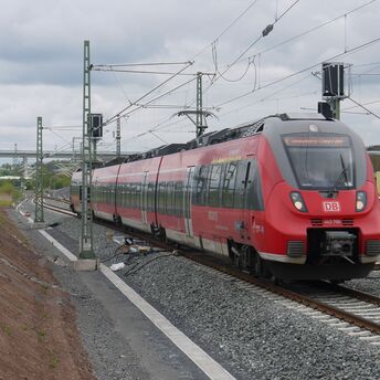 Roter Zug auf Schienen 