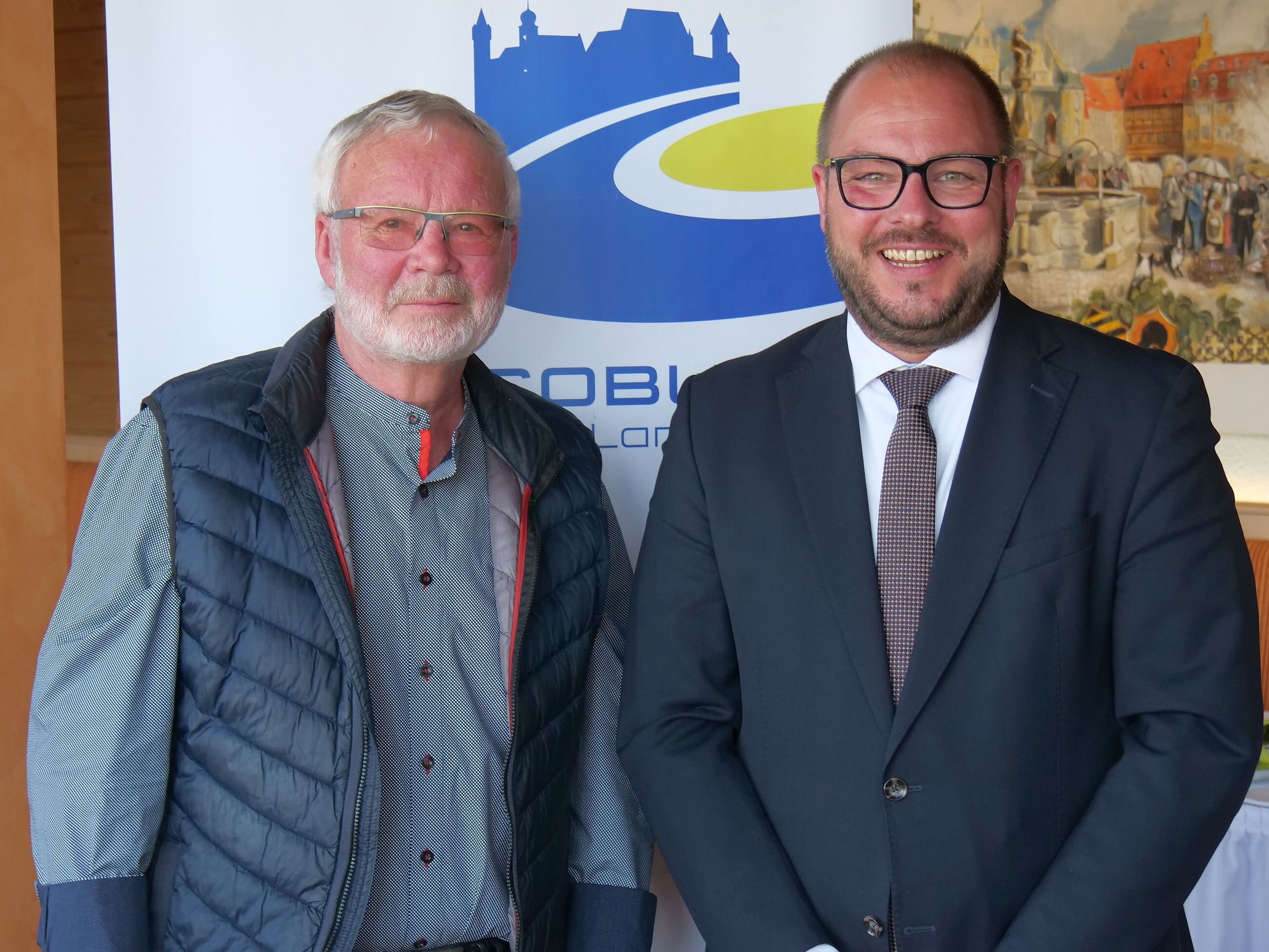 Ulrich Leicht und Sebastian Straubel stehen nebeneinander.