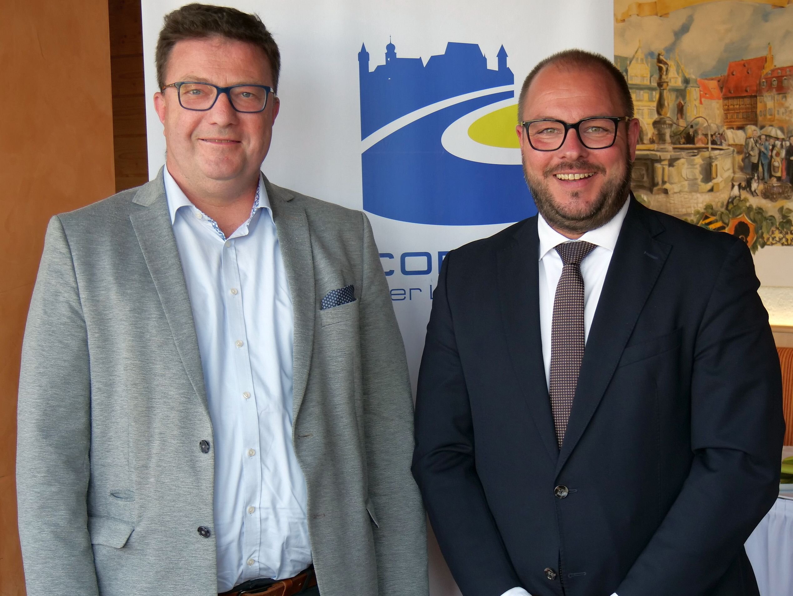 Wolfgang Rebhan und Sebastian Straubel stehen nebeneinander.