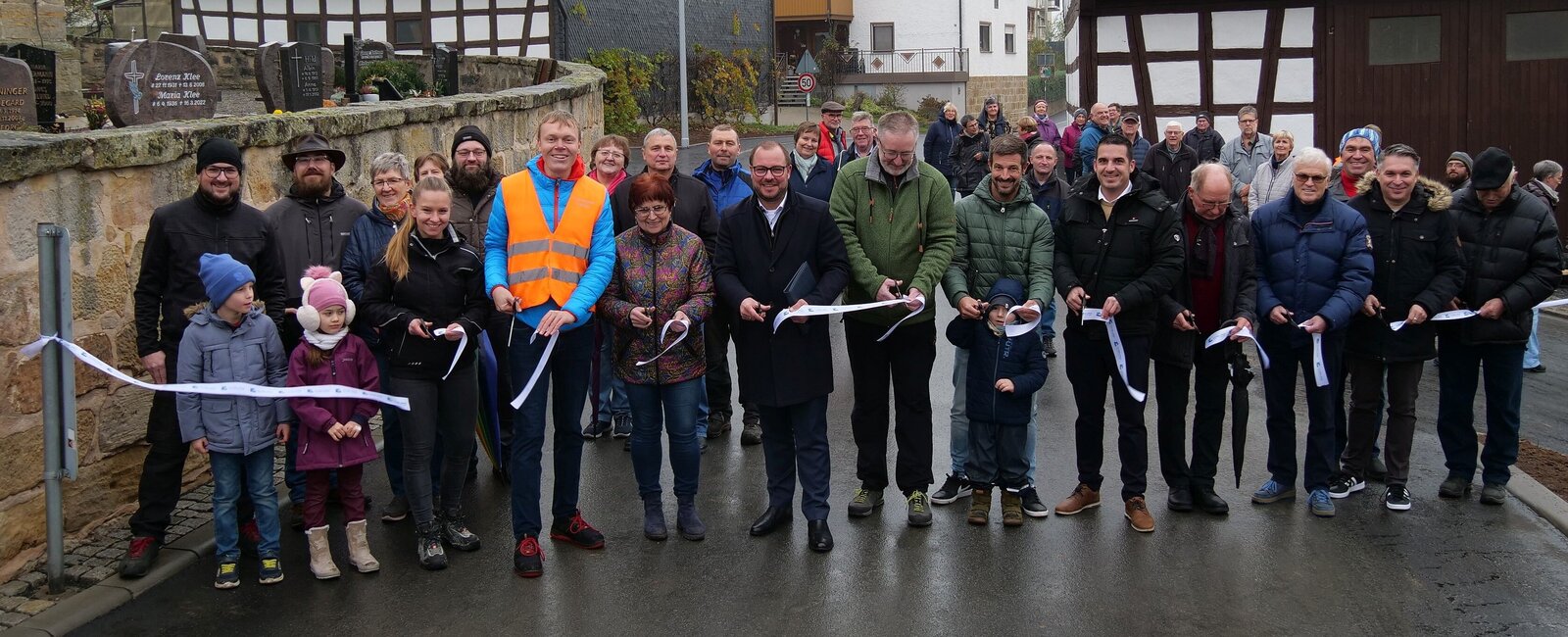 Bei der Eröffnung einer sanierten Straße wird symbolisch ein Band zerschnitten. 