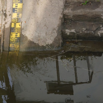 Die Messlatte mit dem Wasserstand der Itz zeigt eine Tiefe von 140 Zentimetern an.