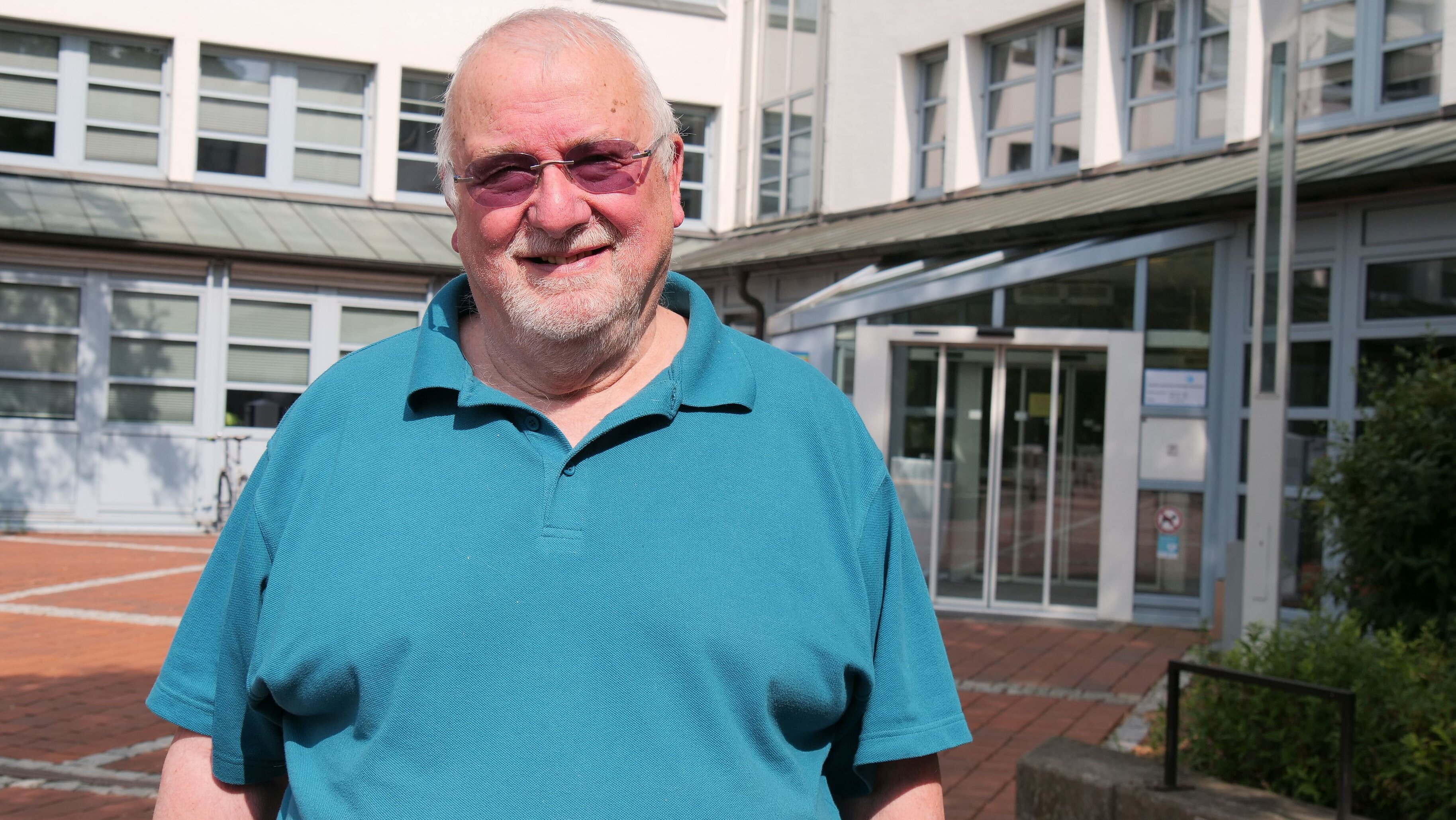 Der Seniorenbeauftragte, Doktor Wolfgang Hasselkus, steht vor dem Landratsamt Coburg.