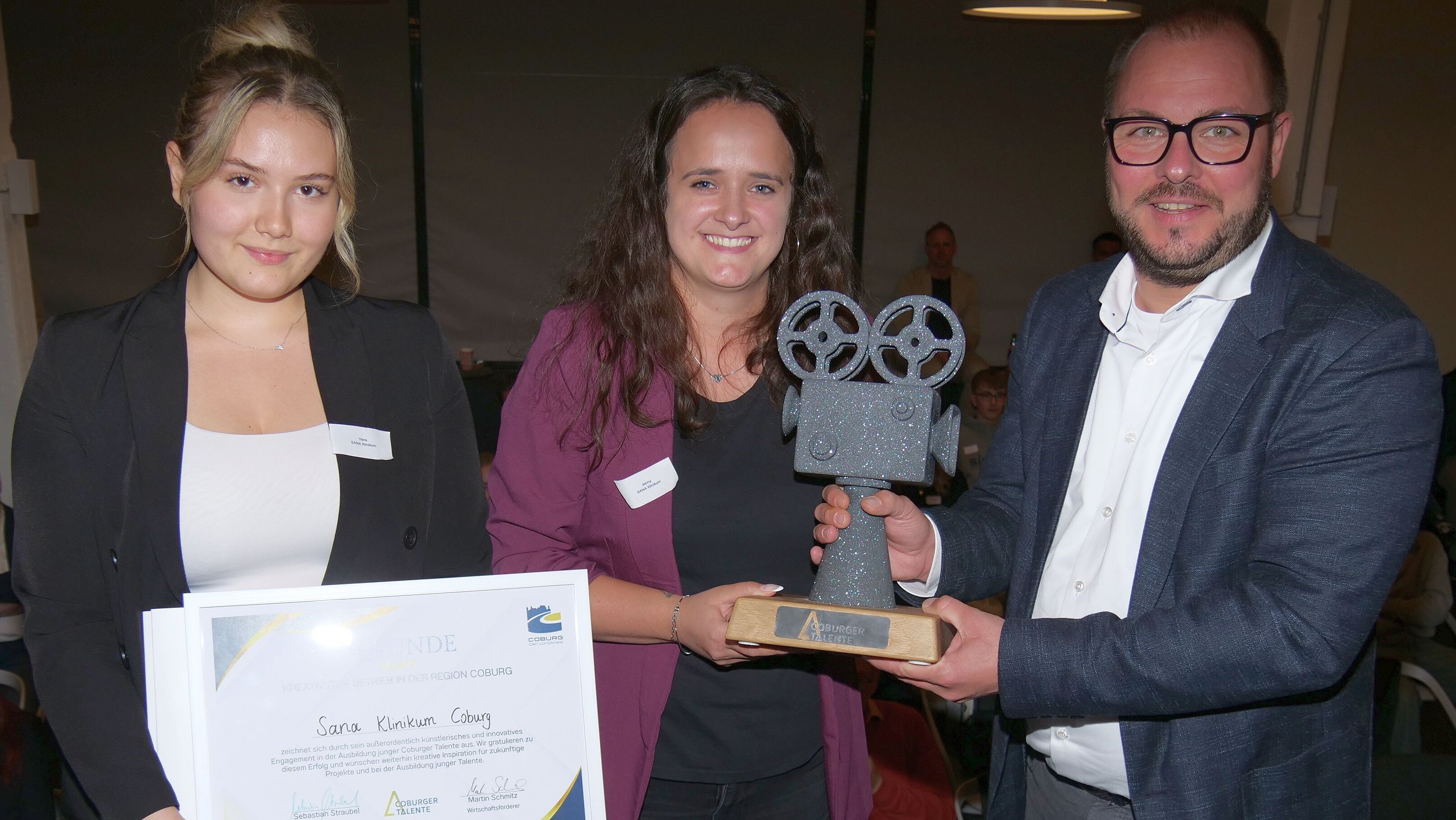 Die Gewinnerinnen des Jurypreises mit der Urkunde und der Siegertrophäe in der Hand.