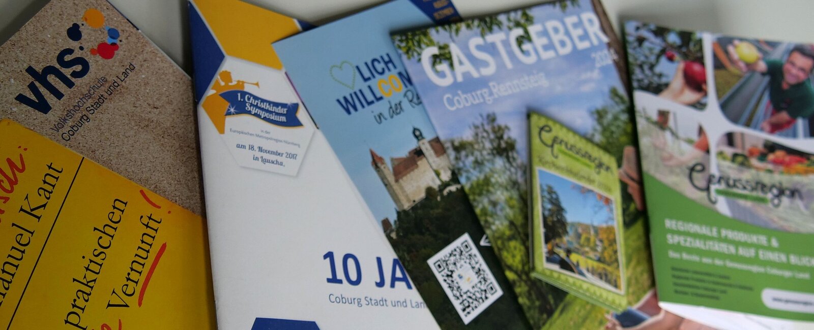 Blick auf unterschiedliche Magazine und Infobroschüren aus der Region Coburg, die auf einem Tisch ausgebreitet liegen. 