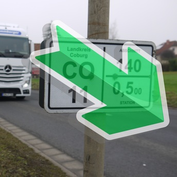 Ein Lkw fährt auf der Kreisstraße CO 11 bei Kleingarnstadt