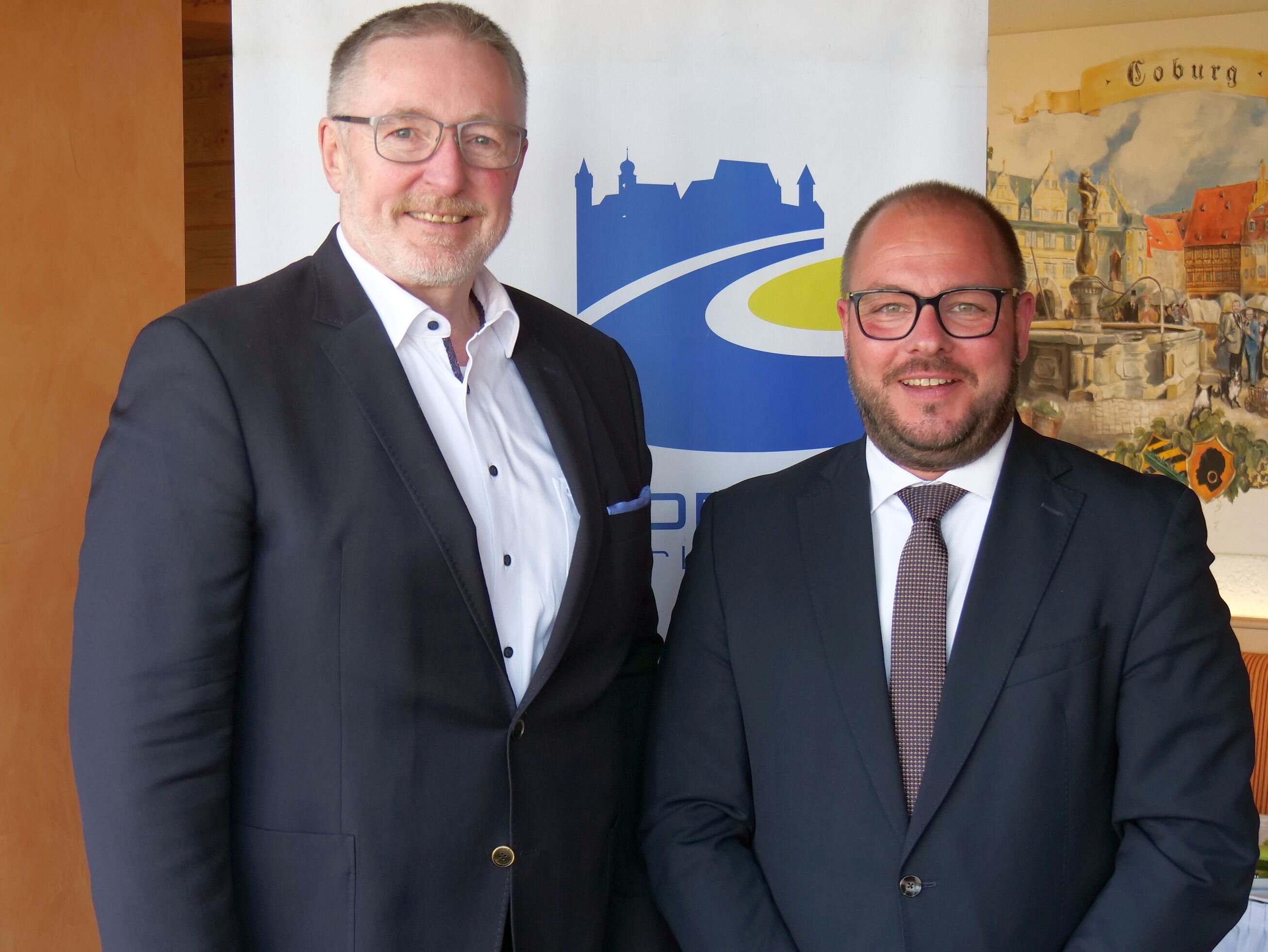 Udo Döhler und Sebastian Straubel stehen nebeneinander.