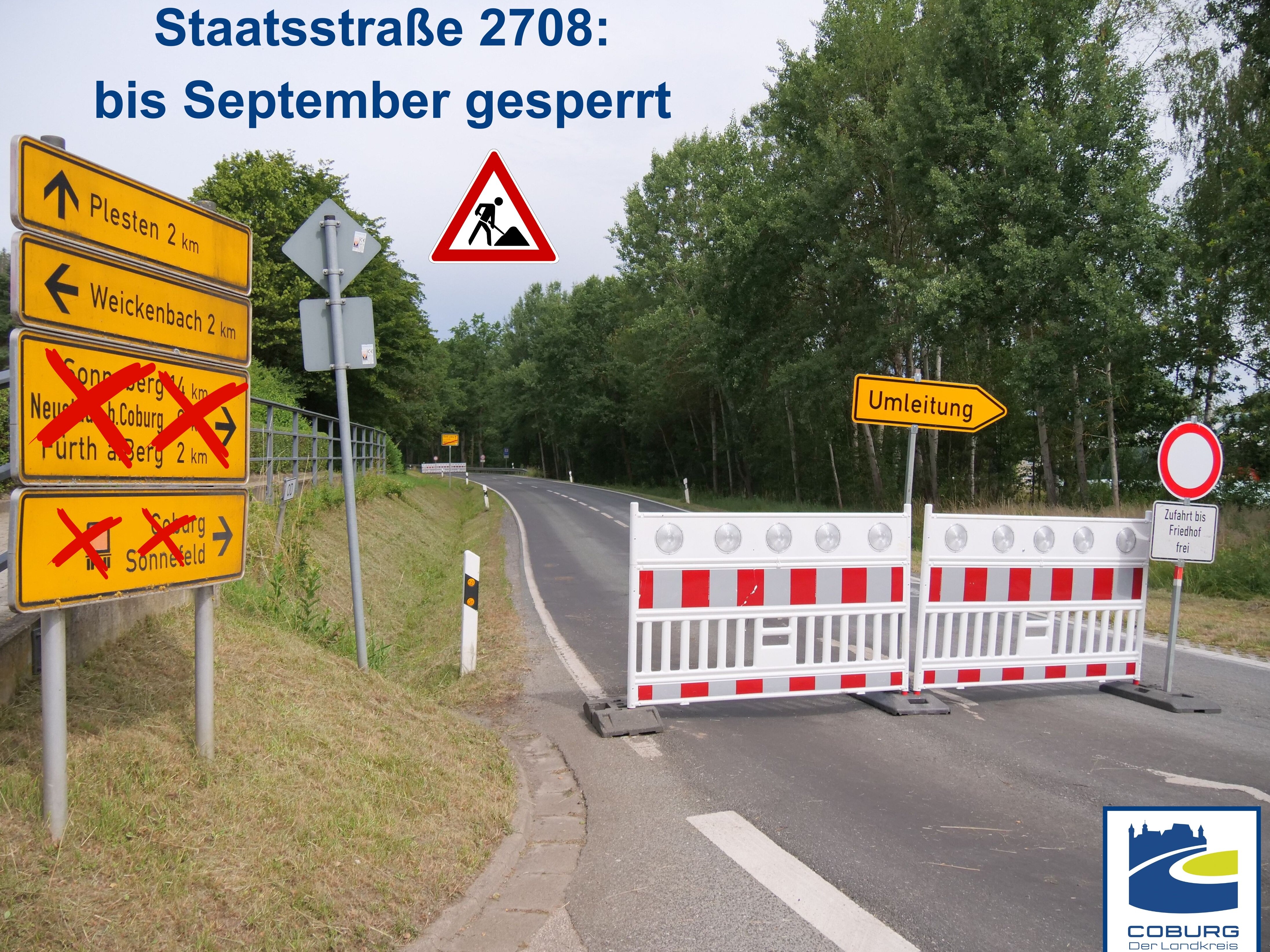 Die gesperrte Staatsstraße 2708 mit Absperreinrichtungen in der Wörlsdorfer Ortsmitte.