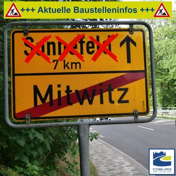 Das Ortsschild mit der Aufschrift Mitwitz, die Zielrichtung Sonnefeld ist mit roten Kreuzen durchgestrichen.