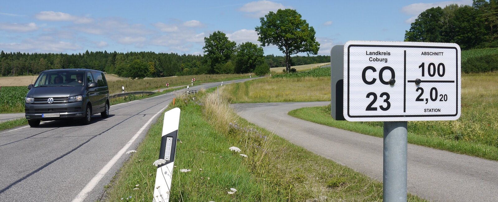 Auto fährt auf der CO 23 entlang 