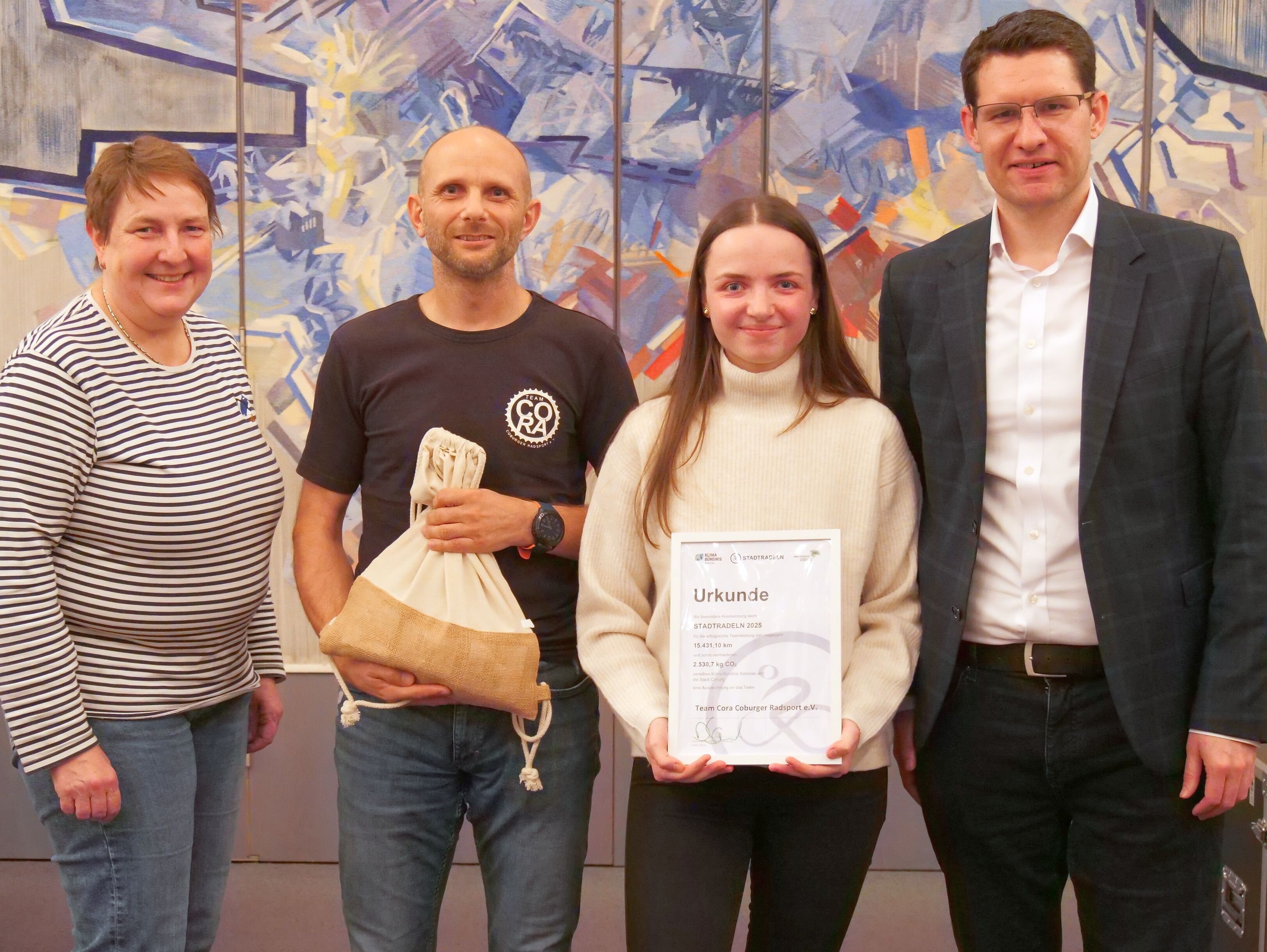 Das Team des Vereins Coburg mit Urkunde und Sachpreis, rechts steht Oberbürgermeister Dominik Wank, links Marita Nehring.