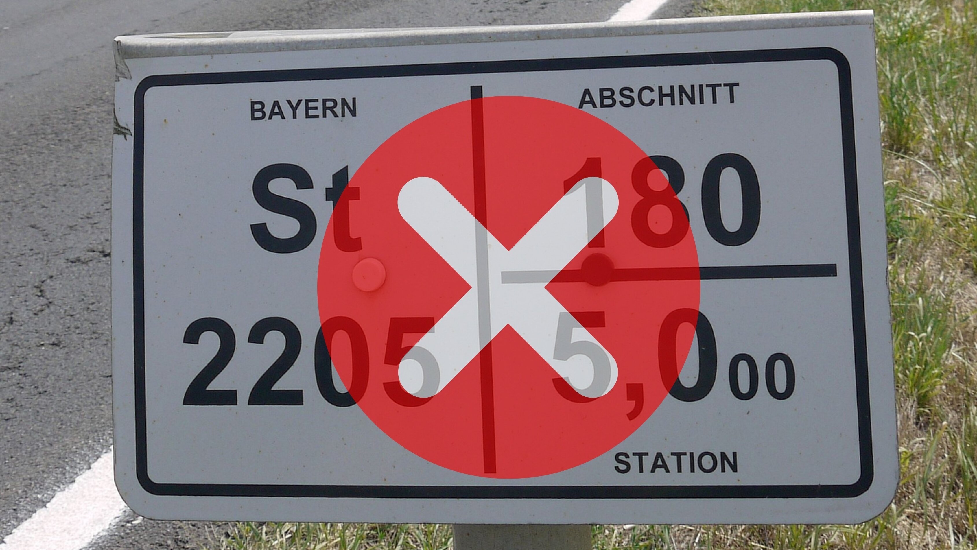 Ein Schild mit der Aufschrift Staatsstraße 2205, das mit einem roten Kreuz durchgestrichen ist.