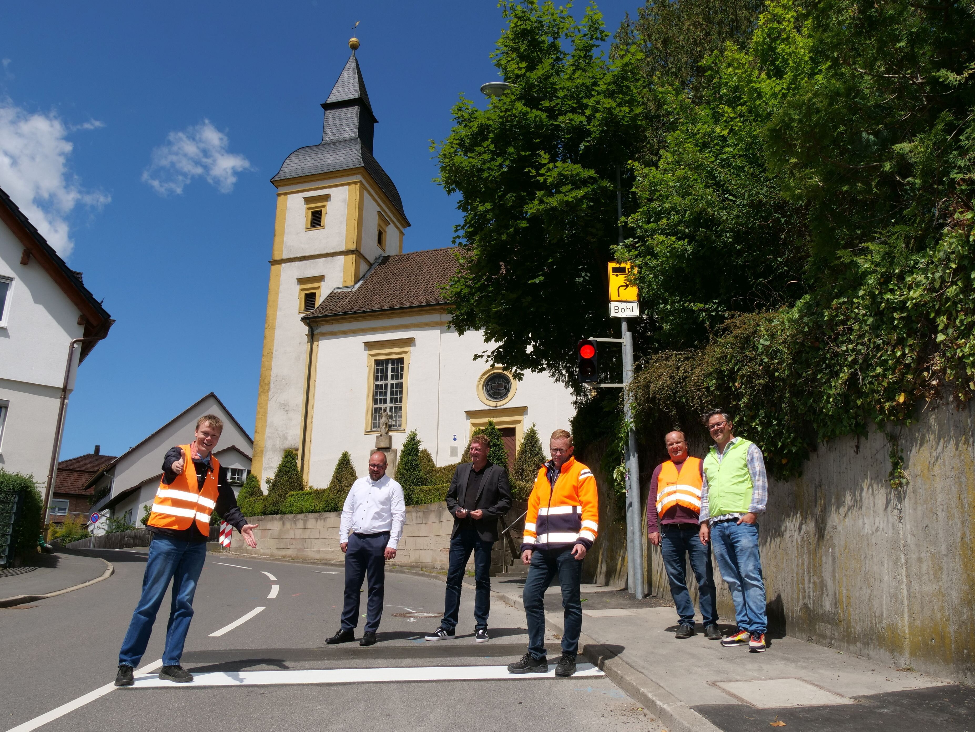 Patrick Mohr, Landrat Sebastian Straubel, Bürgermeister Michael Keilich, Rene Goldmann, Edelbert Schöpplein und Boris Schirmag stehen vor der neuen Ampel in Hassenberg.