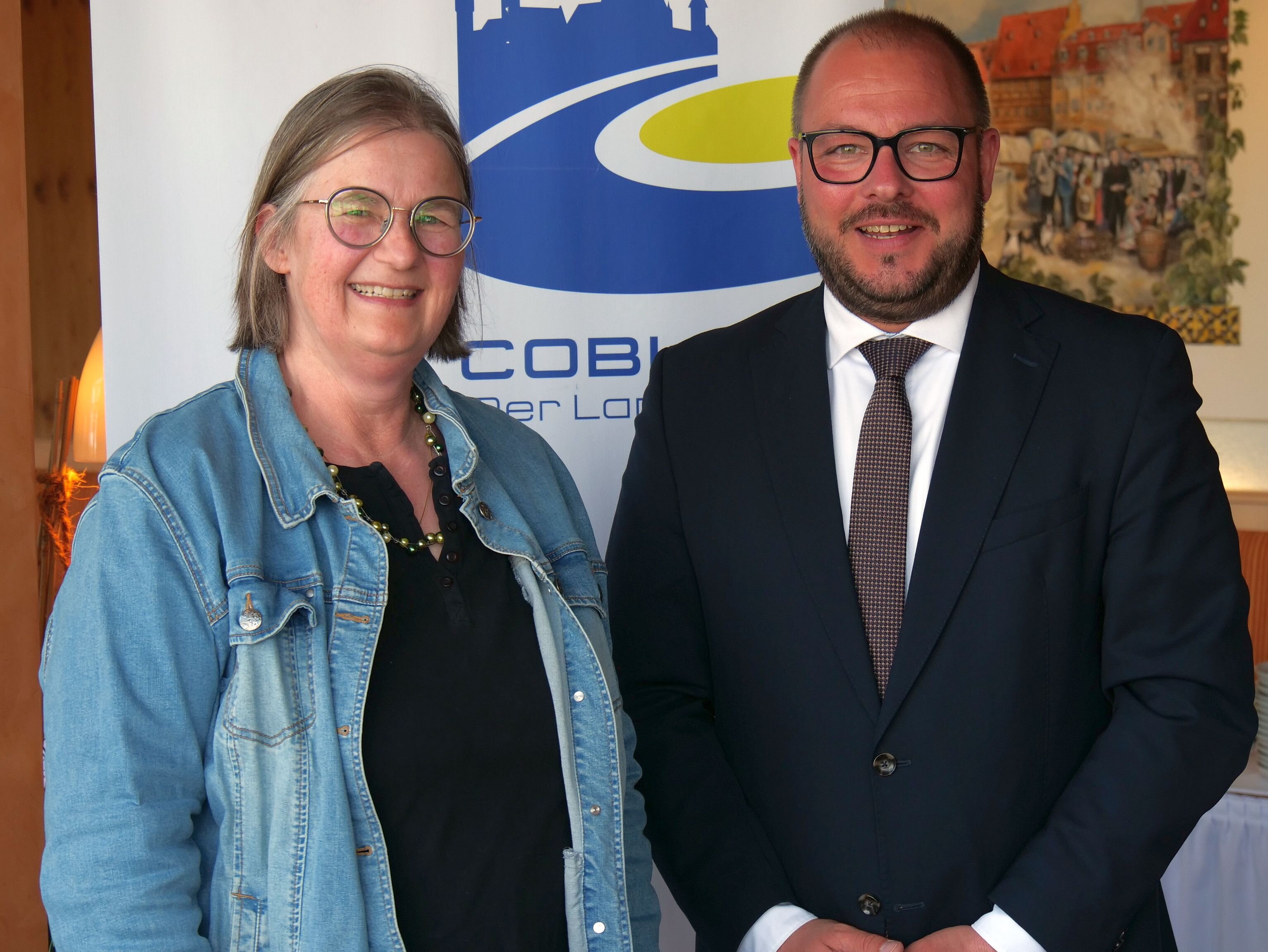 Barbara Lauterbach und Sebastian Straubel stehen nebeneinander.