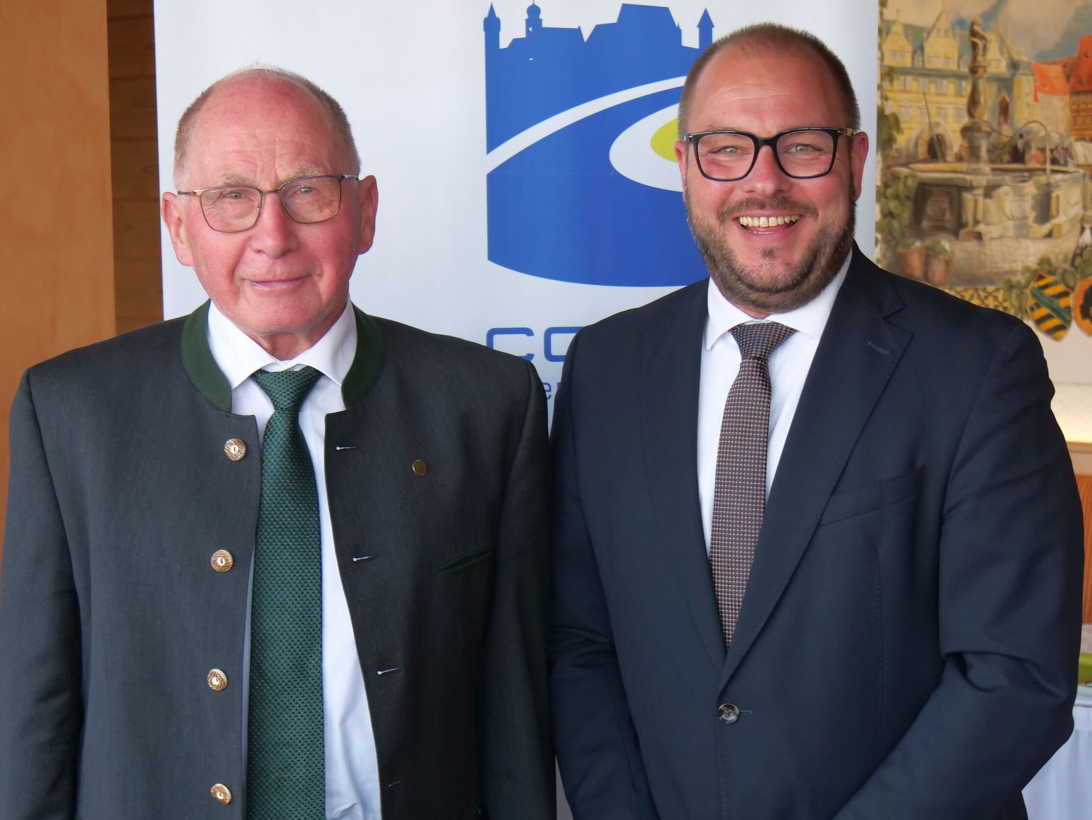 Gerhard Ehrlich und Sebastian Straubel stehen nebeneinander.