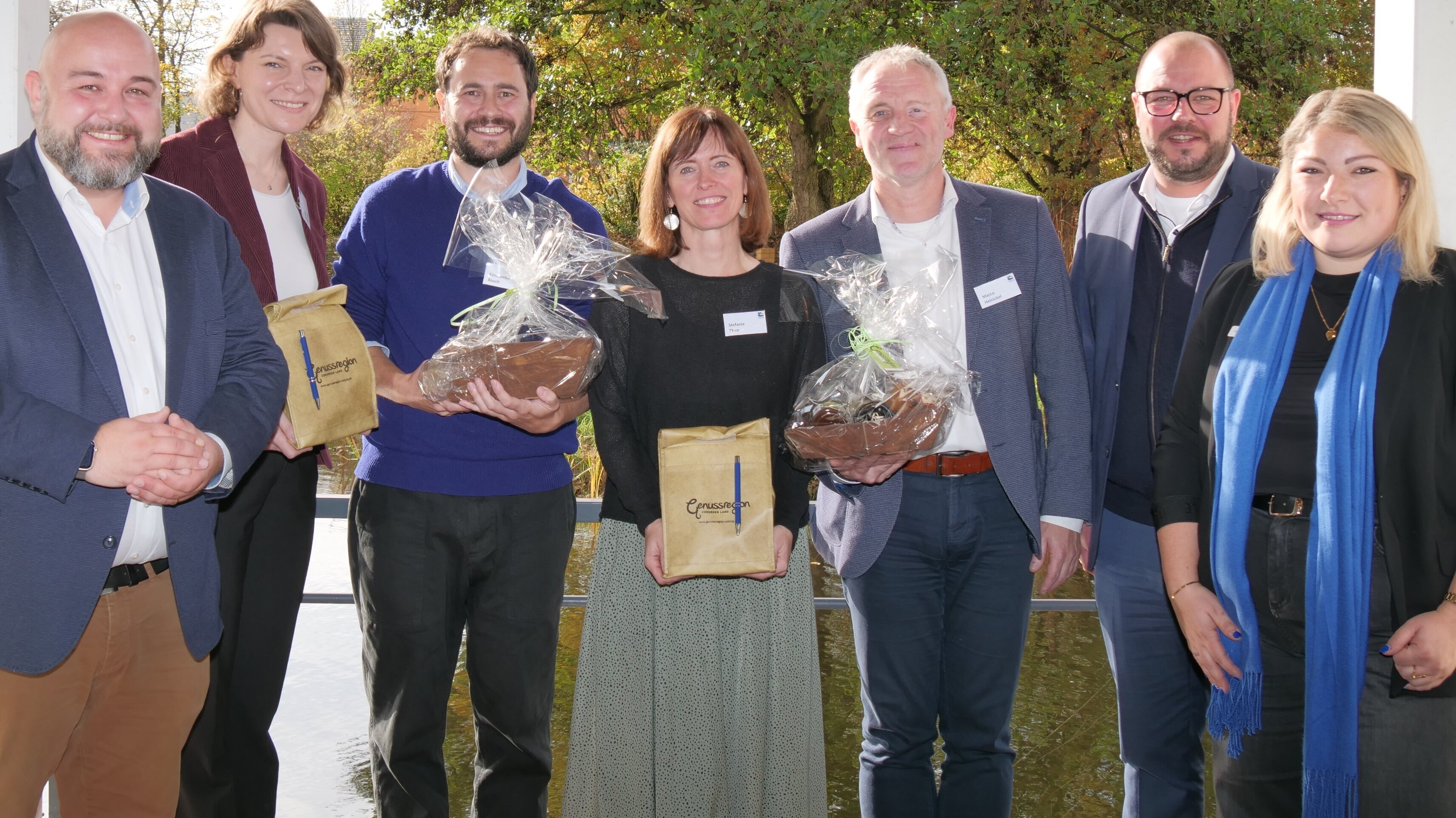 Gruppenbild, bei dem die Referenten der Veranstaltung jeweils ein kleines Präsent des Landkreises Coburg in der Hand halten.
