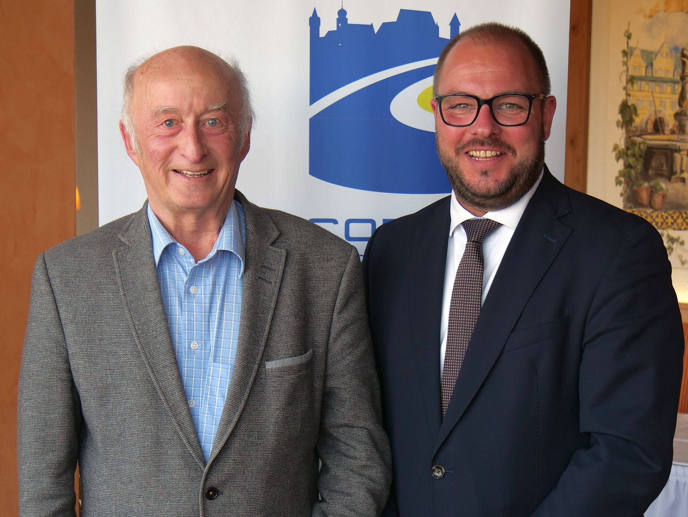 Hans-Joachim Lieb und Sebastian Straubel stehen nebeneinander.