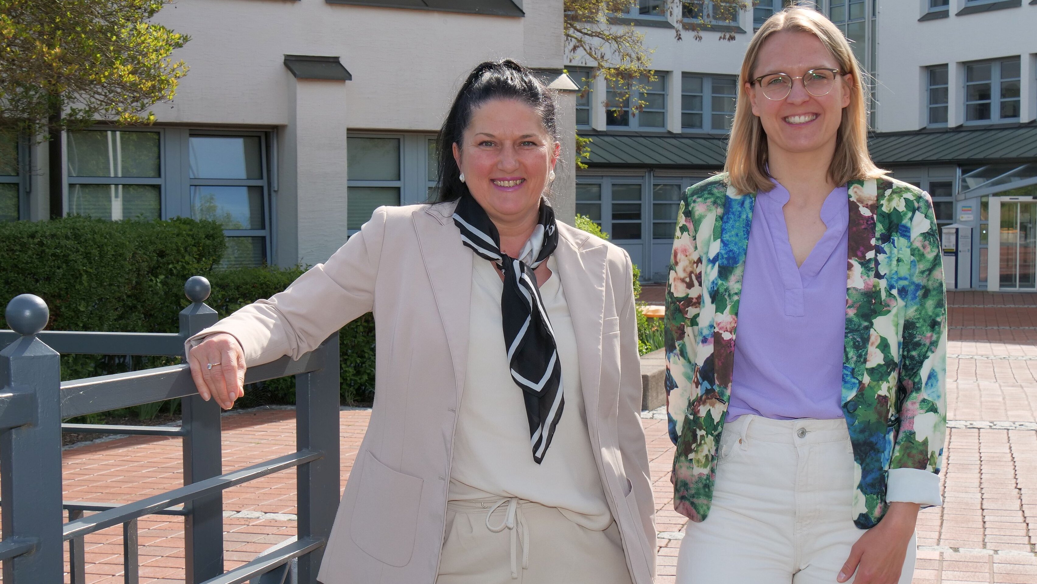 Nathalie Dikomey und Alisa Büttner stehen vor dem Gebäude des Landratsamtes Coburg.