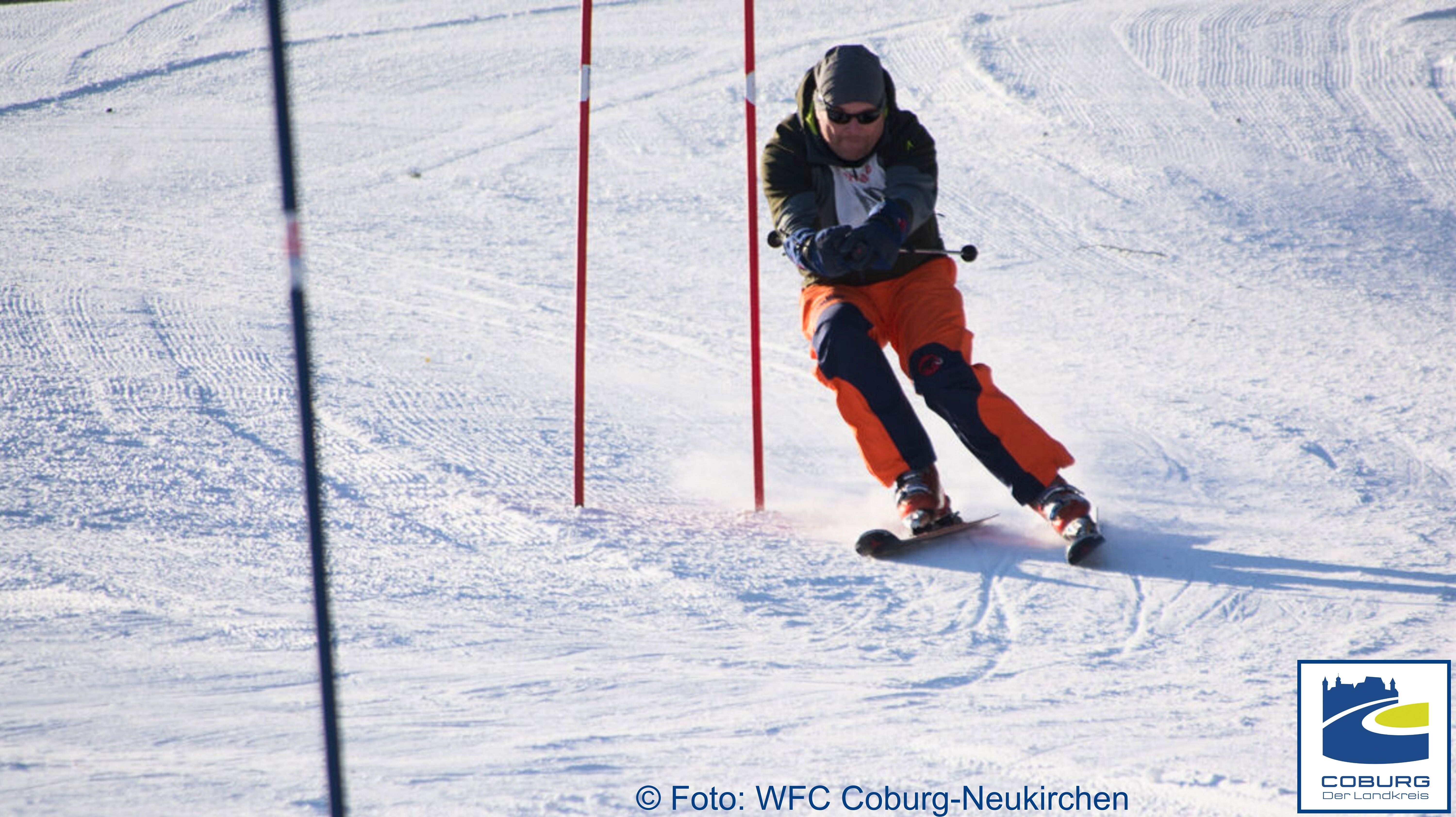 Ein Skifahrer fährt zwischen Slalomstangen hindurch