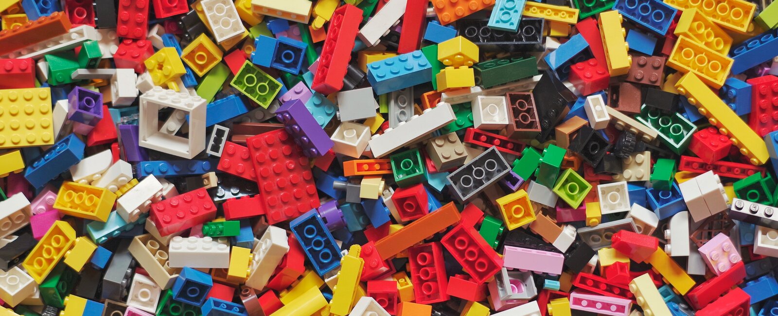 Blick in einen Legokasten mit vielen bunten Legosteinen