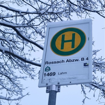 Das schneebedeckte der Bushaltestelle in Rossach