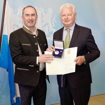 Staatsminister Hubert Aiwanger überreicht Frank Wöhner die Staatsmedaille