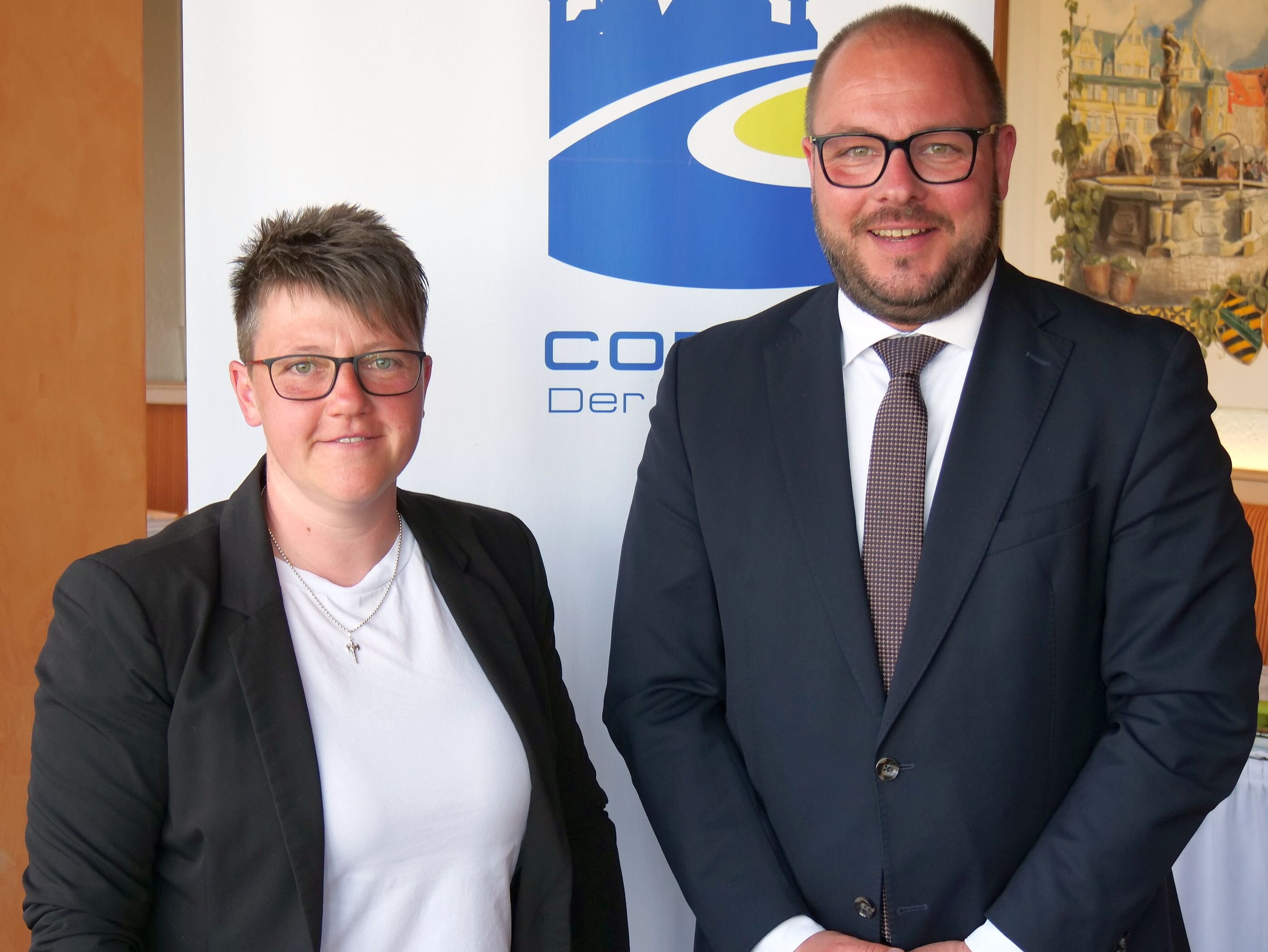 Julia Lützelberger und Sebastian Straubel stehen nebeneinander.