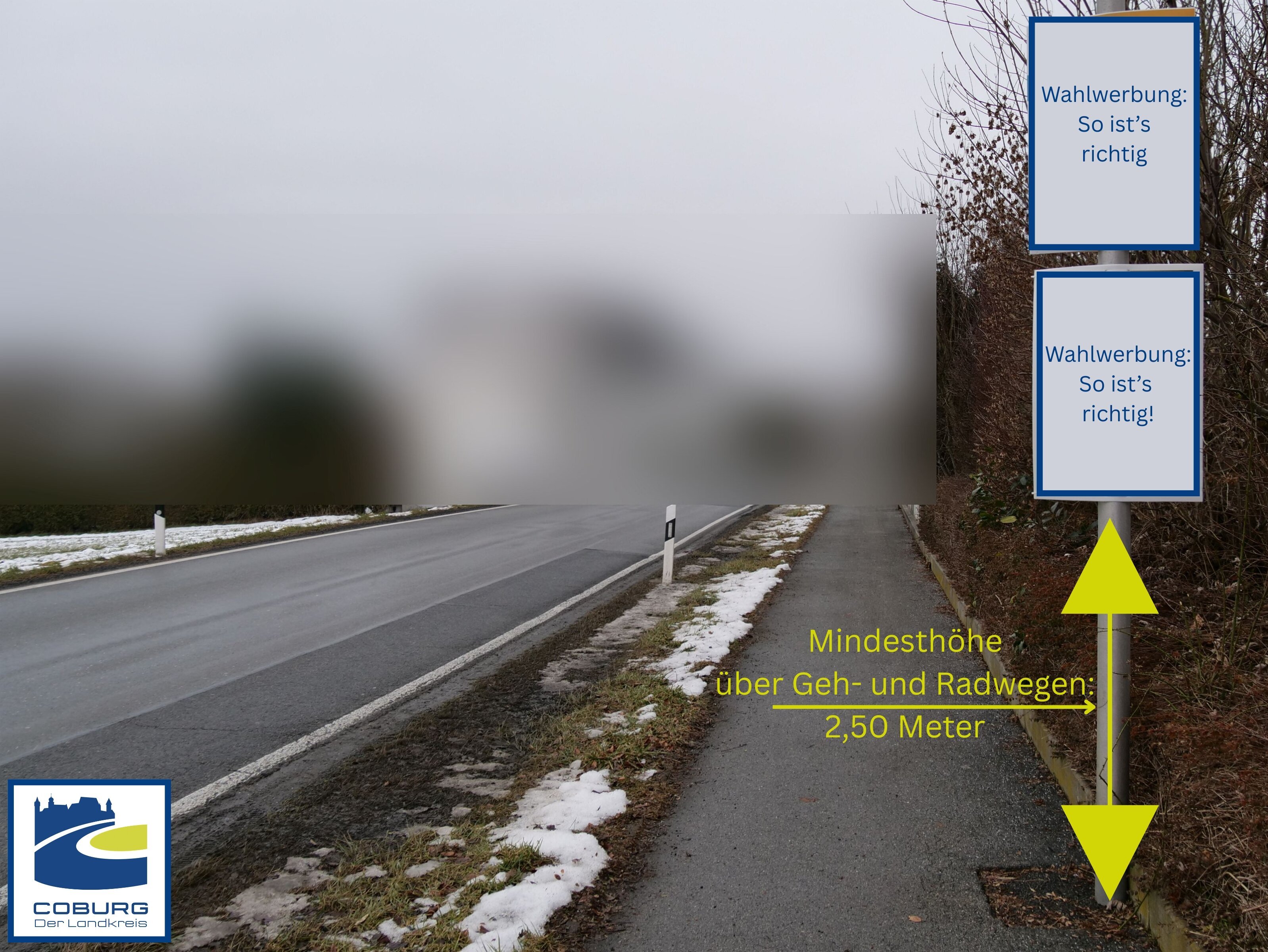 Ein Wahlplakat neben einem Geh- und Radweg. Mit einem Pfeil und einem Text wird auf die Mindesthöhe von 2,50 Meter für Wahlplakate hingewiesen.